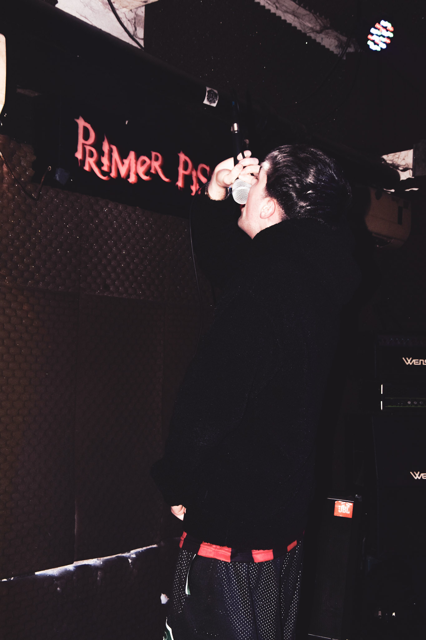 Leito cantando en vivo durante un show